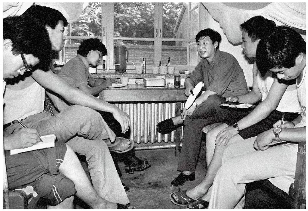 1984年7月29日，習(xí)近平與中國人民大學(xué)暑期社會實踐團成員在正定縣政府招待所宿舍座談。（圖源：《習(xí)近平與大學(xué)生朋友們》）
