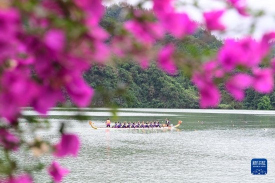 6月22日，重慶市酉陽土家族苗族自治縣酉水河鎮(zhèn)河灣村，參賽選手進(jìn)行龍舟比賽。