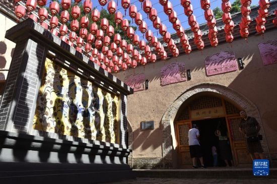 6月23日，游人在三門峽市陜州地坑院景區(qū)內(nèi)游覽。
