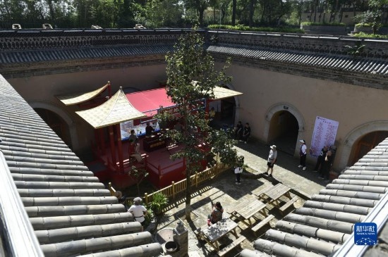 6月23日，游人在三門峽市陜州地坑院景區(qū)內(nèi)游覽。