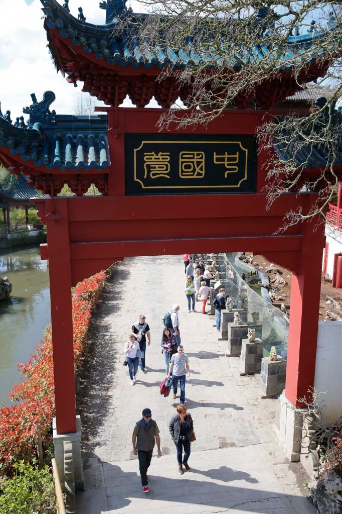 在比利時天堂動物園的中國園，游客從牌樓下走過。