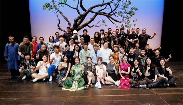 《斷金》百場(chǎng)演職人員合影。龍馬社供圖