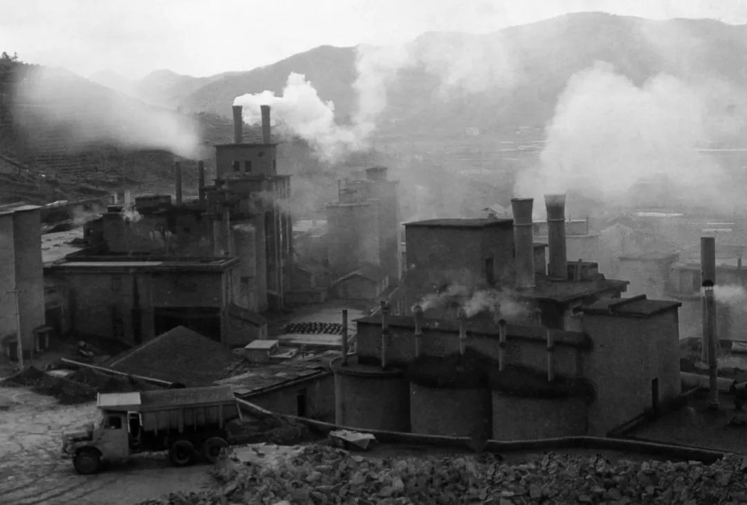 上世紀(jì)80年代，余村開(kāi)礦山、辦水泥廠。（圖源：安吉縣委宣傳部）