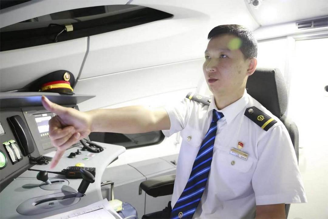 陳承儀駕駛動車組列車執(zhí)行標(biāo)準(zhǔn)作業(yè)。陳巍攝