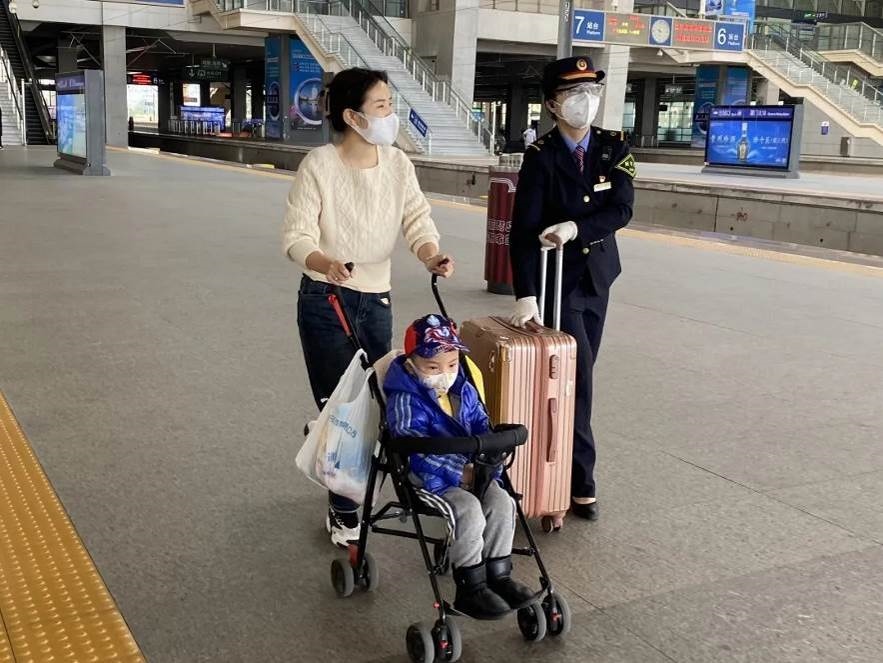 鄭海珠在站臺上引導(dǎo)旅客乘車。南昌鐵路供圖