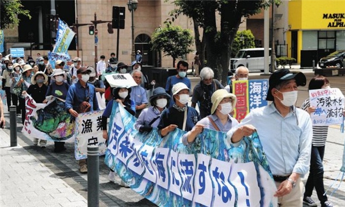 6月20日，日本民眾在福島縣政府周圍舉行抗議活動，強烈反對核污水排海計劃。（圖片來源：《東京新聞》）