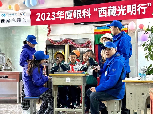 華廈眼科醫(yī)務(wù)人員對當(dāng)?shù)厣倌陜和M(jìn)行近視、弱視、斜視篩查。人民網(wǎng)記者 李棟攝