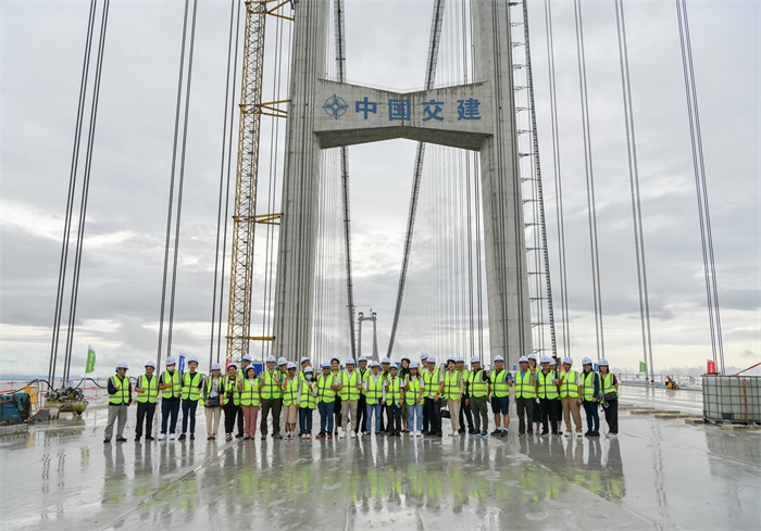瀾湄六國媒體記者代表在建設(shè)中的深中通道伶仃洋大橋施工現(xiàn)場合影。（中交集團(tuán)供圖）