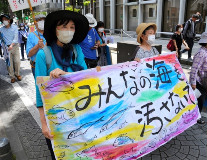 2023年6月20日，日本民眾在福島縣政府周圍舉行抗議活動(dòng)，強(qiáng)烈反對(duì)核污水排海計(jì)劃，呼吁保護(hù)漁業(yè)資源。圖片來(lái)源：《朝日新聞》