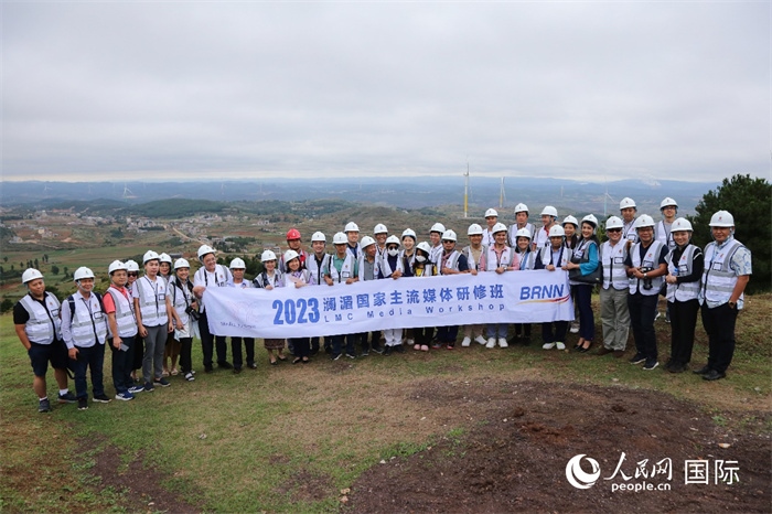 瀾湄記者團(tuán)在富源西風(fēng)電基地合影留念。人民網(wǎng) 李發(fā)興攝
