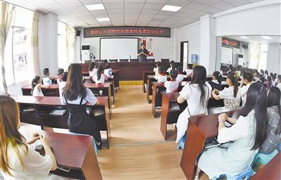  圖②：法院干警向參加活動的學(xué)生和家長講解暑假安全教育知識。