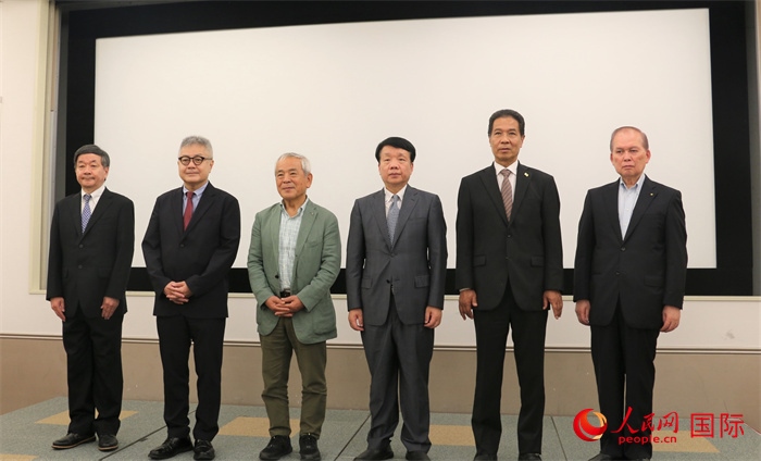 主辦方與嘉賓合影。（人民網(wǎng) 許可攝）