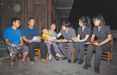 “法治屋場(chǎng)會(huì)”上，法院黨員志愿服務(wù)隊(duì)在給種植戶普及法律知識(shí)。