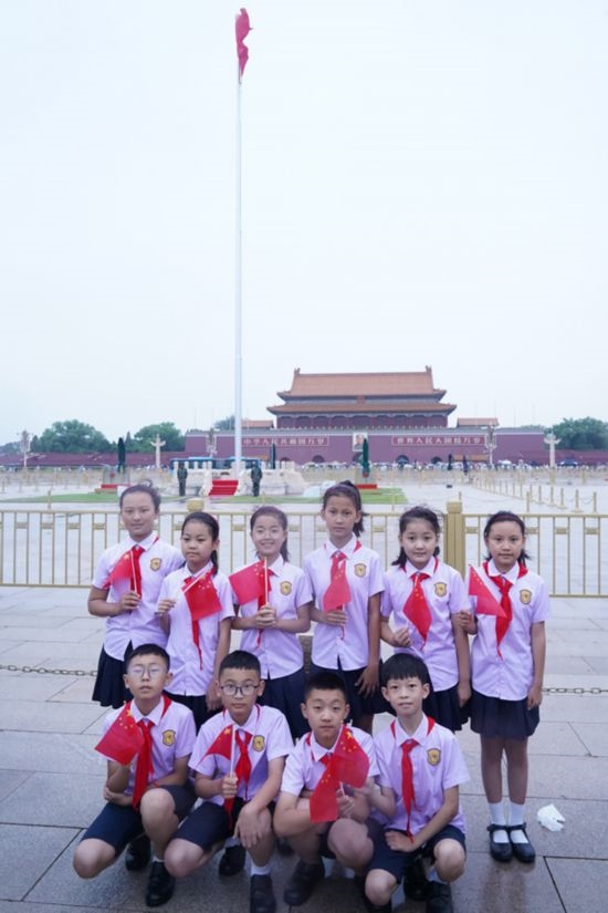 文縣東壩童聲合唱團(tuán)的孩子們在天安門廣場合影。