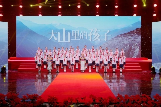 文縣東壩童聲合唱團(tuán)的孩子們在甘肅廣播電視總臺青少頻道錄節(jié)目。