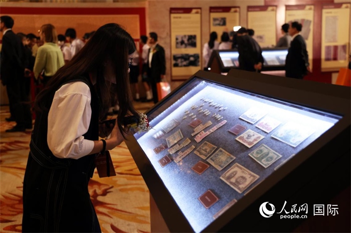 觀眾在“三江出海 一紙還鄉(xiāng)”僑批歷史文化展上觀賞展品。人民網記者楊一攝
