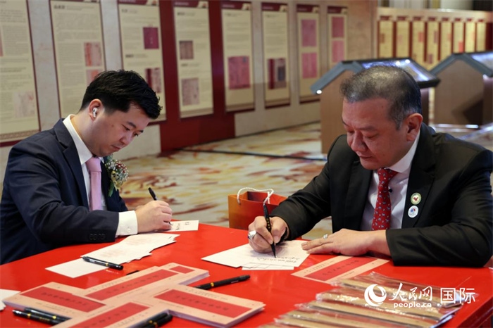 觀眾在展覽現場設置的體驗區(qū)手寫“批信”。人民網記者楊一攝