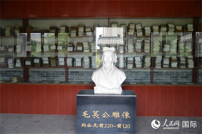 河間詩(shī)經(jīng)齋毛萇雕像。雕像后書櫥中陳列的是歷代各版本《詩(shī)經(jīng)》及譯本。 人民網(wǎng) 趙昭攝