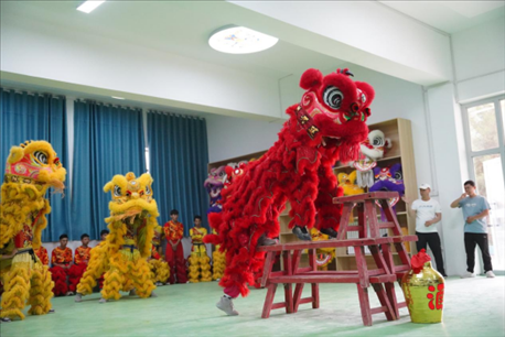 開課儀式現(xiàn)場，疏附縣第一中學(xué)舞獅隊(duì)的醒獅表演。