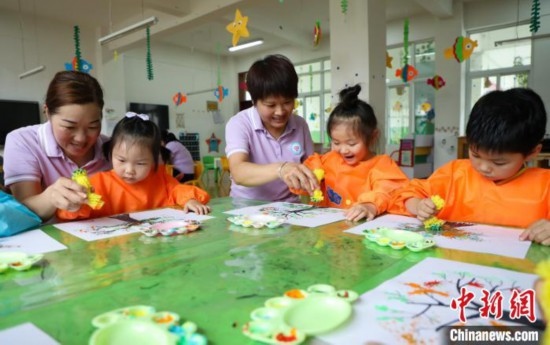 在肥西縣山南鎮(zhèn)中心幼兒園，孩子們在老師的指導(dǎo)下作畫。陳家樂 攝