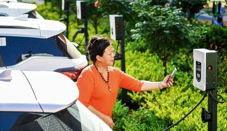 2023年5月24日，山東省膠州市新立街小區(qū)內(nèi)一位居民使用電動汽車充電樁掃碼充電。該小區(qū)加裝各類智慧設(shè)備，打造“智慧社區(qū)”，為居民生活帶來便利。