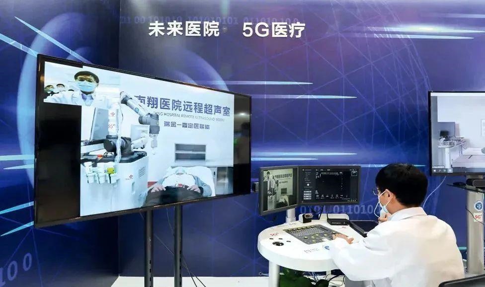 2021年5月7日，上海瑞金醫(yī)院，醫(yī)生通過遠(yuǎn)程控制5G機(jī)械臂為病人做B超。