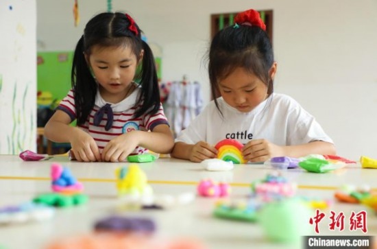 在肥西縣山南鎮(zhèn)中心幼兒園，孩子們在做彩色泥塑。陳家樂 攝