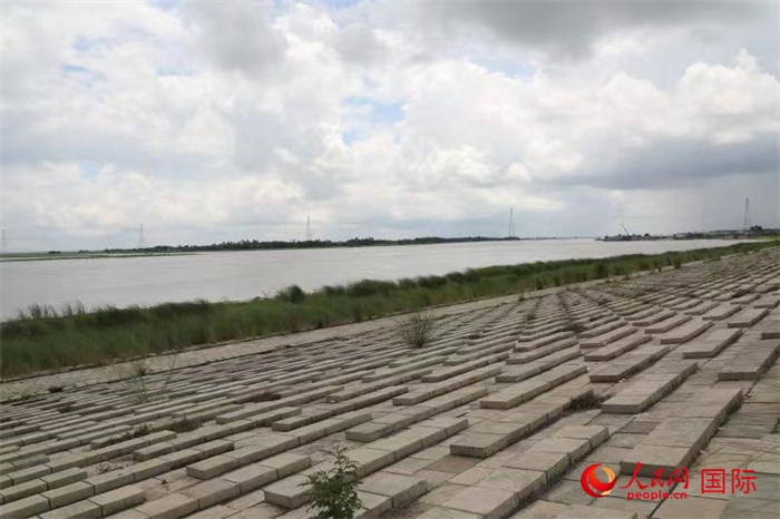 孟加拉國帕德瑪大橋河道整治工程北岸整治區(qū)域長(zhǎng)1.5千米，南岸長(zhǎng)11.5千米，是目前世界上規(guī)模最大的河道整治工程。人民網(wǎng)記者 孫廣勇攝