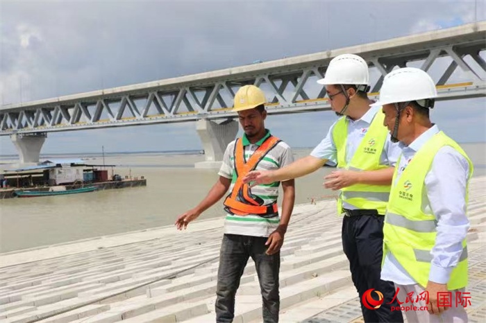 孟加拉國帕德瑪大橋河道整治工程北岸整治區(qū)域長(zhǎng)1.5千米，南岸長(zhǎng)11.5千米，是目前世界上規(guī)模最大的河道整治工程。人民網(wǎng)記者 孫廣勇攝