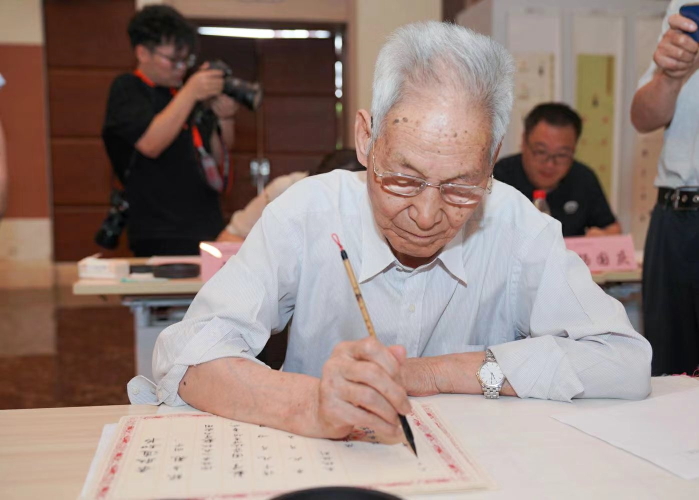 老教授們用毛筆書寫2023級新生錄取通知書。校方供圖