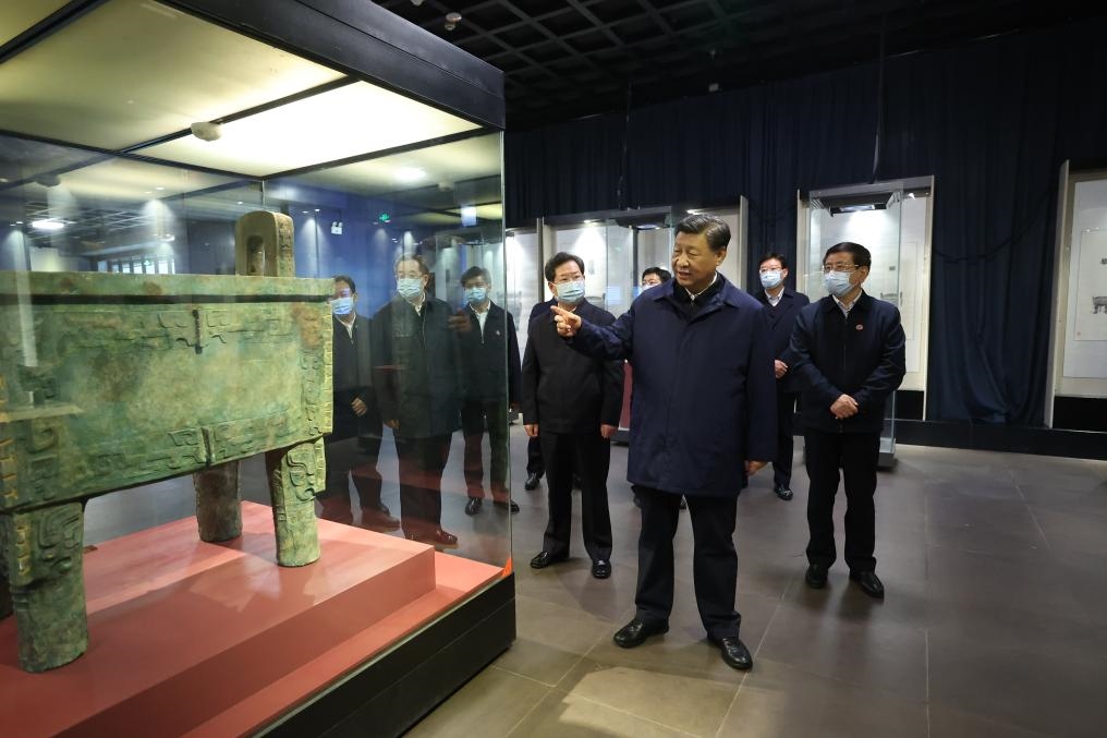 2022年10月26日至28日，中共中央總書記、國家主席、中央軍委主席習(xí)近平在陜西省延安市、河南省安陽市考察。這是28日下午，習(xí)近平在安陽市殷墟博物館考察。新華社記者 鞠鵬 攝