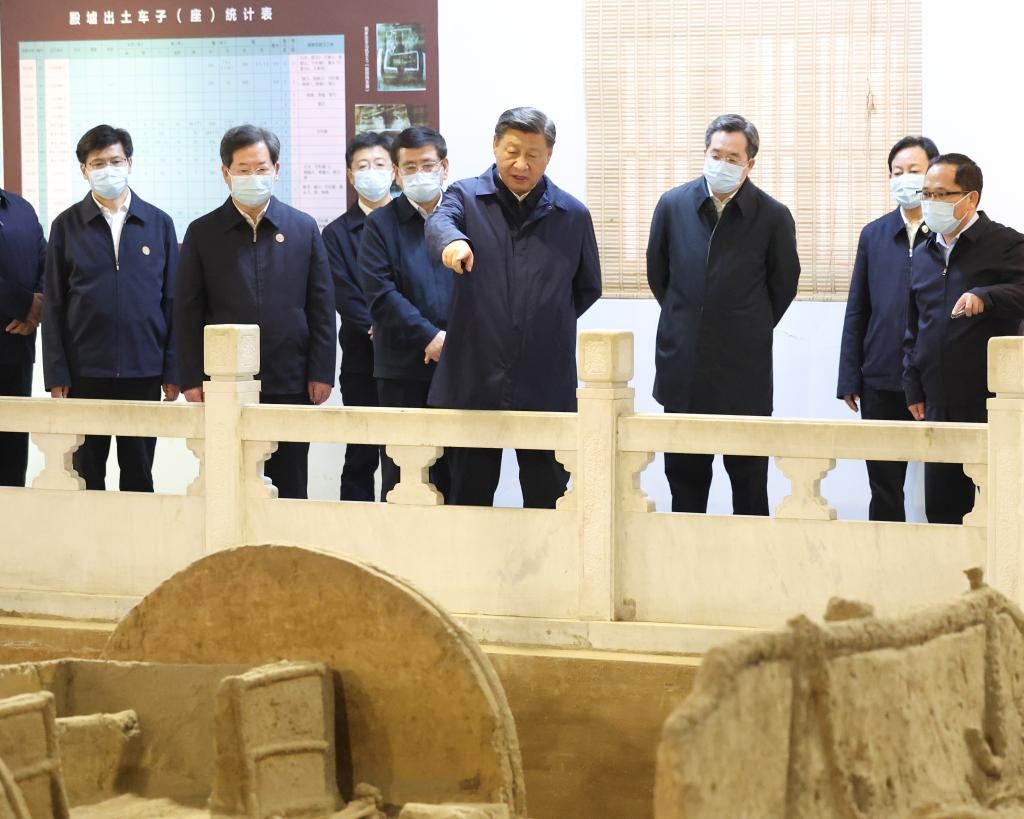 2022年10月26日至28日，中共中央總書記、國家主席、中央軍委主席習(xí)近平在陜西省延安市、河南省安陽市考察。這是28日下午，習(xí)近平在安陽市殷墟遺址考察。新華社記者 丁林 攝