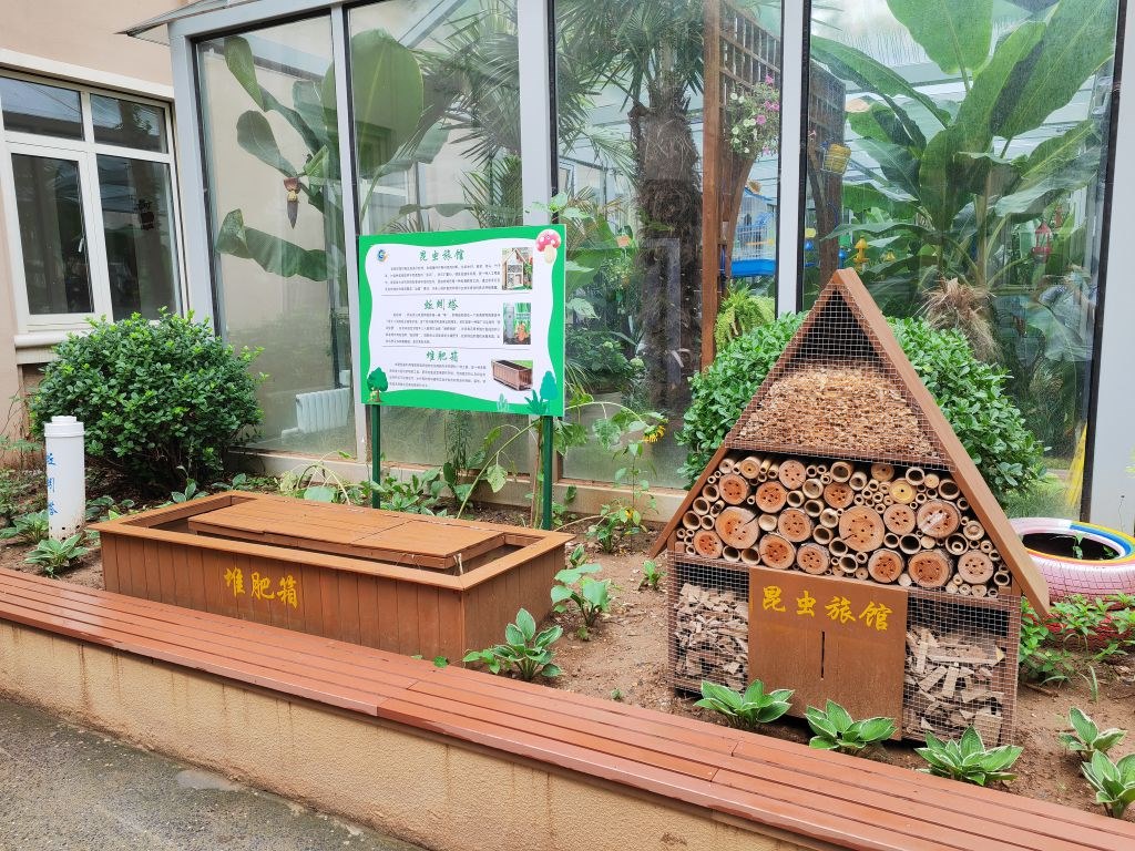 7月14日，大連市甘井子區(qū)實(shí)驗(yàn)小學(xué)“識(shí)嫣園”里的堆肥箱。新華社記者張博群攝