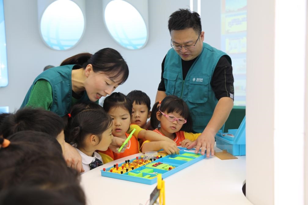 7月12日，浙江寧波奉化區(qū)實(shí)驗(yàn)小學(xué)，暑托班孩子學(xué)習(xí)暑期安全用電和節(jié)能知識(shí)。新華社記者張璇攝