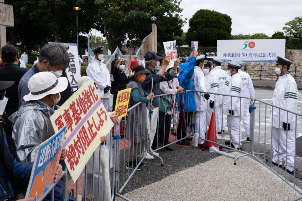 2022年5月15日，在日本沖繩，人們?cè)跊_繩回歸日本本土50周年紀(jì)念儀式現(xiàn)場(chǎng)外抗議。新華社記者張笑宇攝