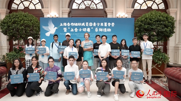 主辦單位為“上合小記者”頒發(fā)證書。實習(xí)生 方明軒攝