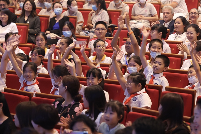 觀看演出的中小學生。中外語言交流合作中心供圖