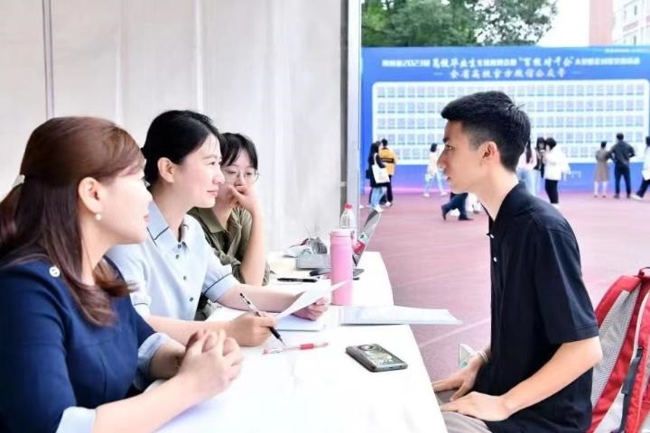 2023年5月7日，四川省2023屆高校畢業(yè)生專場招聘會暨“百校對千企”大型校企對接交流活動在成都理工大學(xué)舉行。（四川省教育廳供圖）
