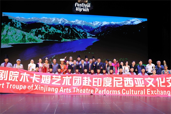 演出結(jié)束后陸慷大使和夫人及印尼官員與演職人員合影。中國(guó)駐印度尼西亞大使館供圖