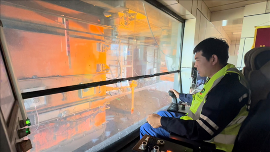 國家電投內(nèi)蒙古公司南露天煤礦裝車站司機石繼立的操縱下，一次性60噸的煤炭穩(wěn)穩(wěn)裝入車廂。人民網(wǎng) 金洪花攝