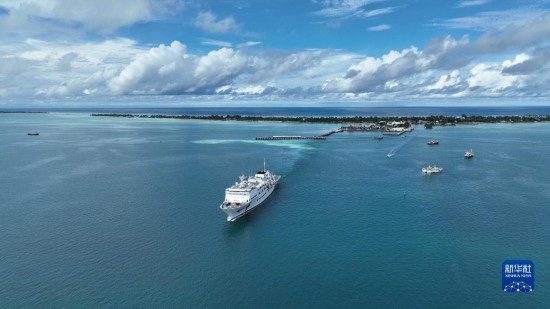 7月22日，中國(guó)海軍“和平方舟”號(hào)醫(yī)院船結(jié)束基里巴斯訪(fǎng)問(wèn)，駛離塔拉瓦港。新華社發(fā)（桂江波 攝）
