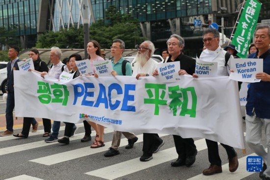 7月22日，在韓國首爾，人們手舉標語參與反戰(zhàn)游行。新華社發(fā)（楊暢 攝）