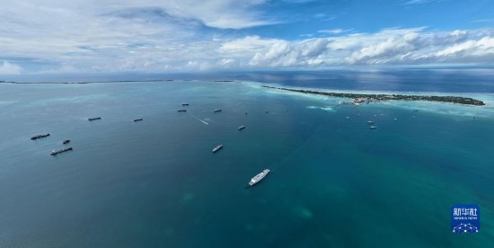 7月22日，中國(guó)海軍“和平方舟”號(hào)醫(yī)院船結(jié)束基里巴斯訪(fǎng)問(wèn)，駛離塔拉瓦港。新華社發(fā)（桂江波 攝）