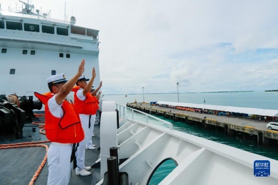 7月22日，中國(guó)海軍“和平方舟”號(hào)醫(yī)院船駛離基里巴斯首都塔拉瓦任務(wù)官兵向送行人群揮手告別。新華社發(fā)（黎宇 攝）