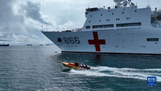 7月22日，中國(guó)海軍“和平方舟”號(hào)醫(yī)院船駛離塔拉瓦港途中，基里巴斯當(dāng)?shù)孛癖婑{船揮手告別。新華社發(fā)（桂江波 攝）