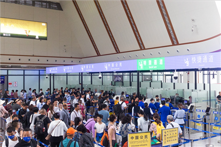 7月22日，乘坐中老鐵路國際旅客列車的旅客在磨憨邊檢大廳排隊候檢。衛(wèi)海林 攝