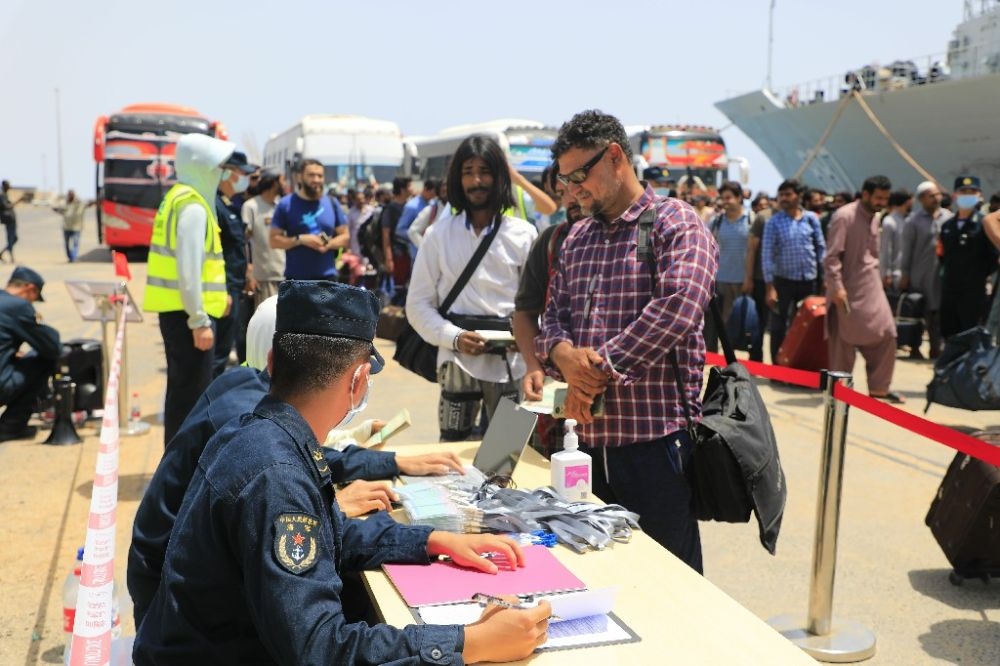 ↑2023年4月28日，從蘇丹撤離的外籍人員準(zhǔn)備登艦。新華社發(fā)（李怡諾攝）