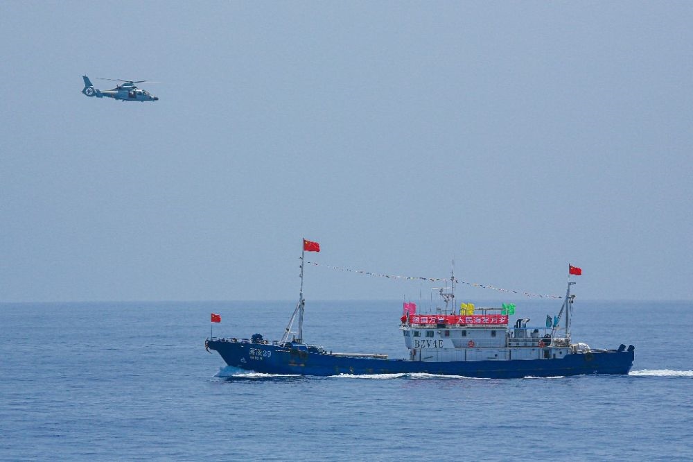 ↑中國海軍第40批護(hù)航編隊中的艦載直升機(jī)在被護(hù)船只周邊海域巡邏警戒（2022年6月4日攝）。新華社發(fā)（唐文 攝）