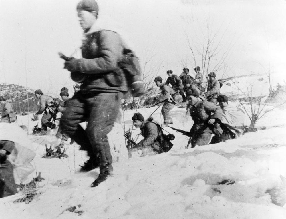 △中國人民志愿軍戰(zhàn)士向美軍進攻的情形（1951年攝）。