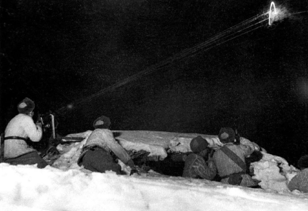  ↑1950年12月，在朝鮮長津湖，中國人民志愿軍第27軍連隊機(jī)槍手向美軍陣地射擊。新華社發(fā)（張崇岫 攝）